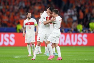 Archivo - 06 July 2024, Berlin: Turkey's Samet Akaydin celebrates his goal with Arda Guler during the UEFA Euro 2024 soccer match between Netherlands and Turkey at the Berlin Olympic Stadium. Photo: Marcus Brandt/dpa
