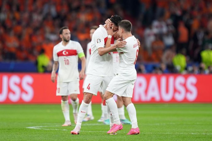Archivo - 06 July 2024, Berlin: Turkey's Samet Akaydin celebrates his goal with Arda Guler during the UEFA Euro 2024 soccer match between Netherlands and Turkey at the Berlin Olympic Stadium. Photo: Marcus Brandt/dpa