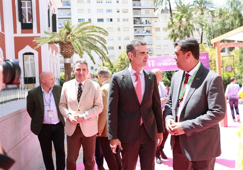 El consejero de Agricultura, Pesca, Agua y Desarrollo Rural, Ramón Fernández-Pacheco (2d), a su llegada para intervenir en  la clausura de la undécima edición del Congreso Internacional de Frutos Rojos celebrada en Huelva.
