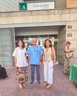 María Jesús Botella (dcha.) ante el centro de salud de Santa Rosa.