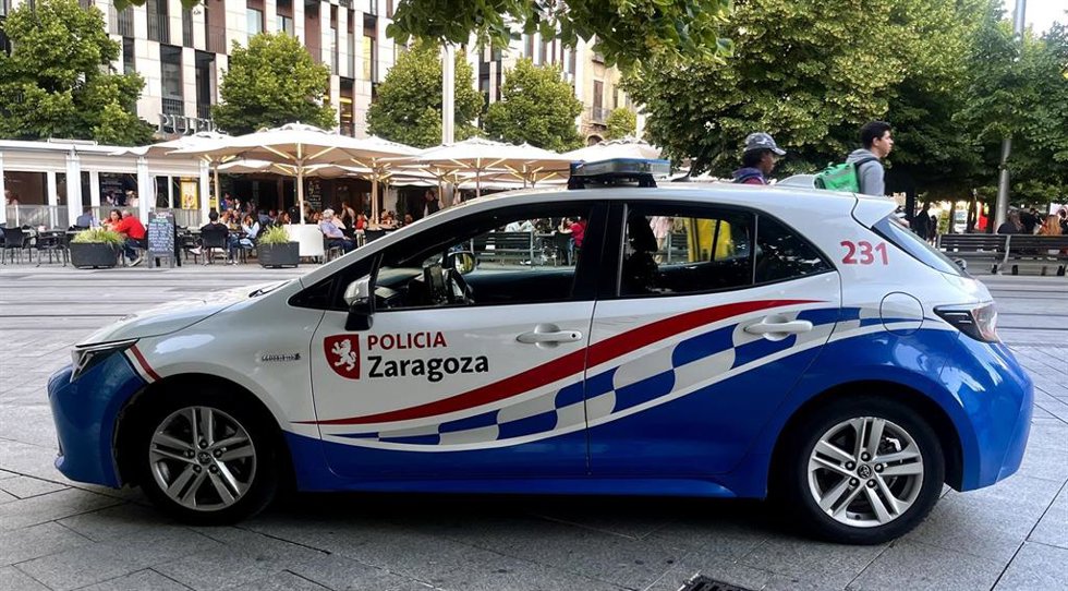 Archivo - Coche de Policía Local en Zaragoza.