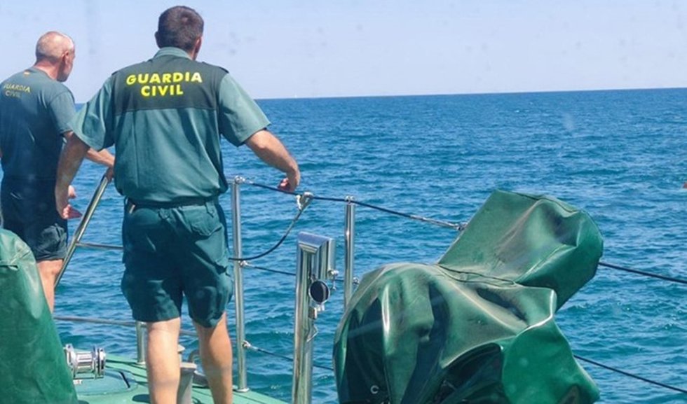 Archivo - Actuación de Guardia Civil en el mar.
