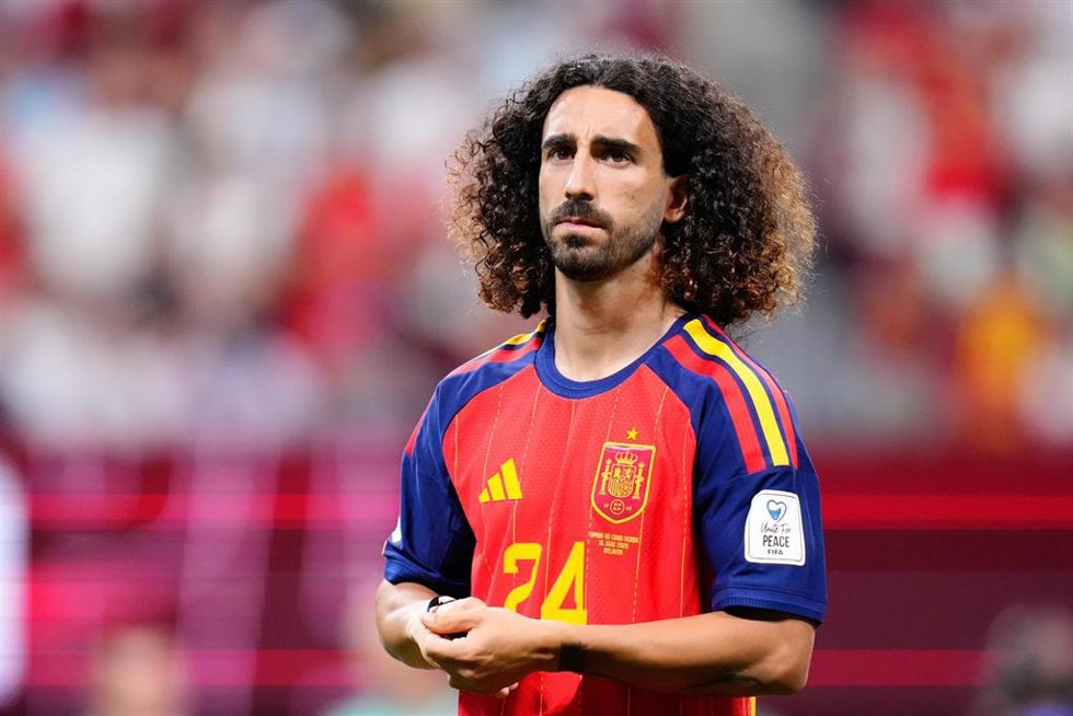 Marc Cucurella durante un partido con la selección española
