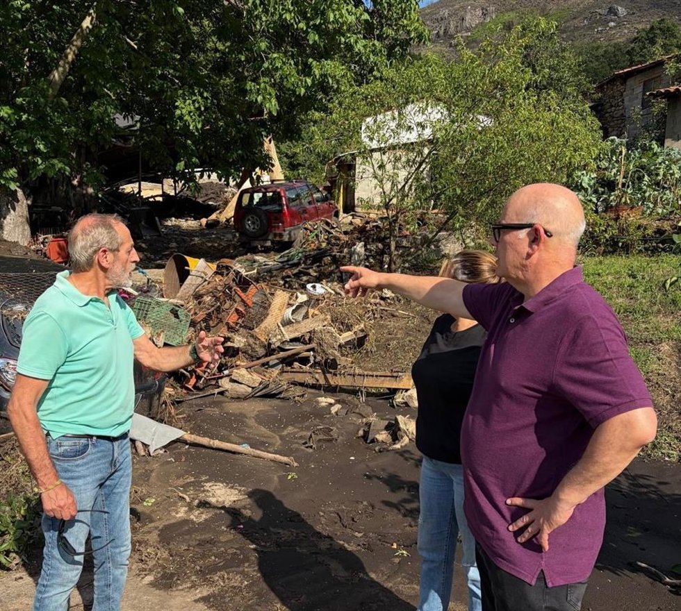 El subdelegado del Gobierno en Ourense, Eladio Santos, visita Viana con el alcalde, Germán García-Ávila, para conocer los daños por riadas