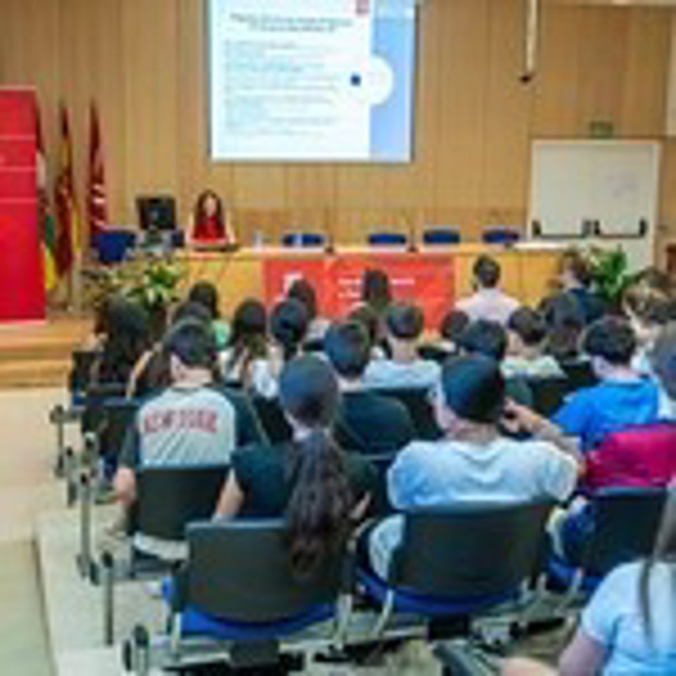 La Universidad de La Rioja entrega los diplomas a los estudiantes y Enseñanzas Medias, Máster y Doctorado, y docentes que han participado en el proyecto MicroMundo UR