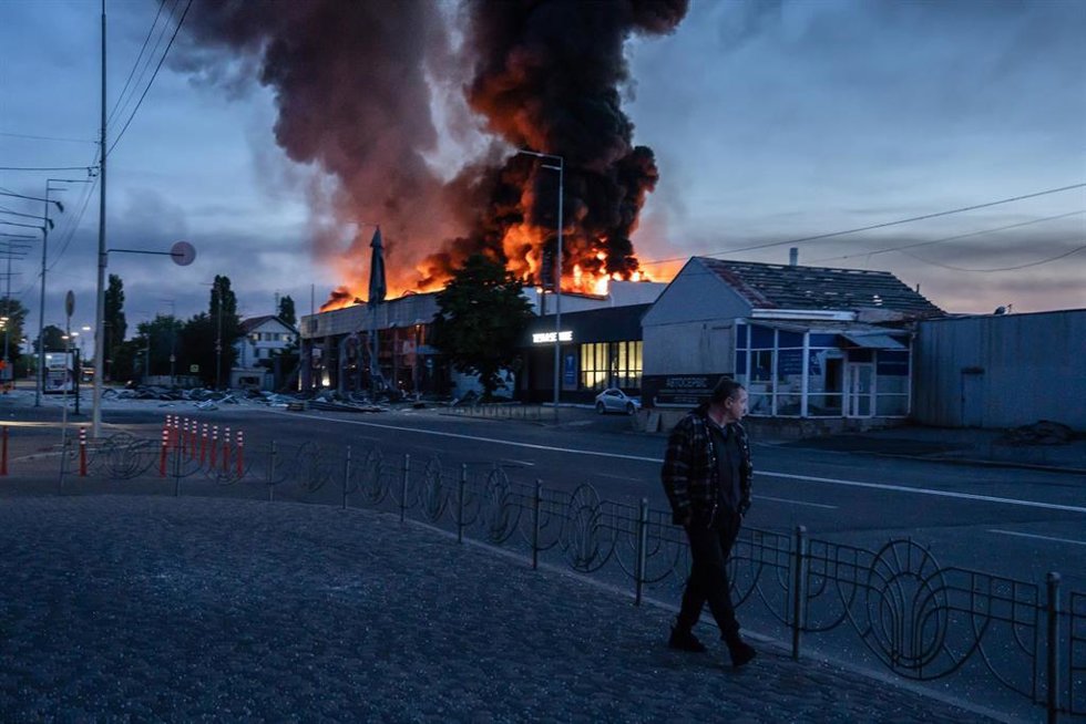 02 June 2026, Ukraine, Kiev: A man walks pass by a burning building after Russian missile and drone attack. Photo: Patryk Jaracz/SOPA Images via ZUMA Press Wire/dpa
