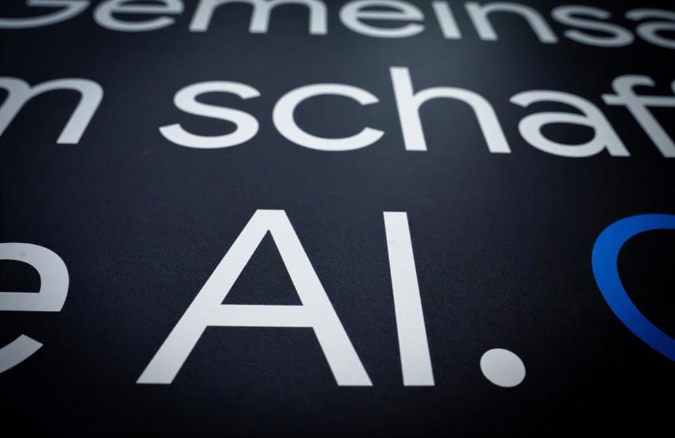 Archivo - FILED - 05 March 2026, Berlin: The letters "AI" for Artificial Intelligence are displayed on a wall during the opening of the Google AI Center Berlin. Photo: Soeren Stache/dpa