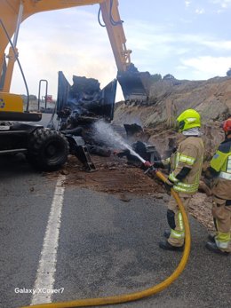 Bomberos sofocan el incendio de un camión en la A-5 a la altura de Trujillo