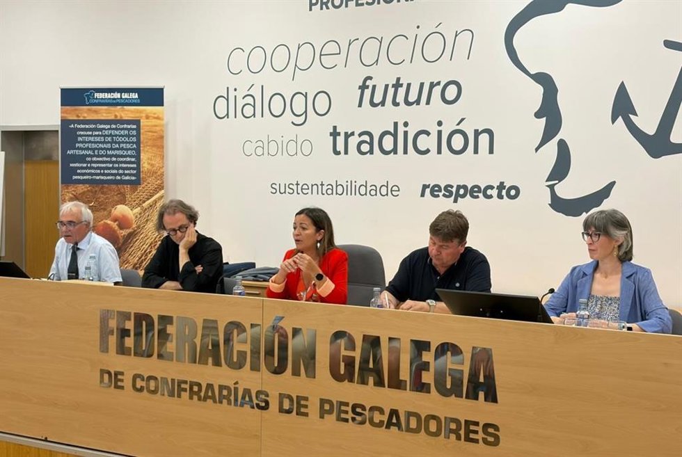 La conselleira do Mar, Marta Villaverde, en la Federación Galega de Confrarías