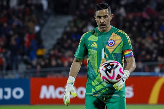 Archivo - Chile.- Claudio Bravo: "Mi meta es entrenar a la Selección algún día, sería un sueño"
