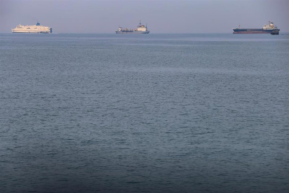 Archivo - Buques navegan en el golfo Pérsico, en el sur de Irán