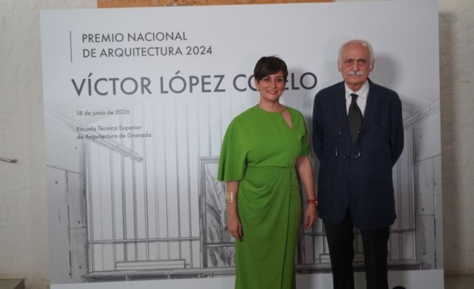 La ministra de Vivienda y Agenda Urbana, Isabel Rodríguez, junto al arquitecto madrileño Víctor López Cotelo.