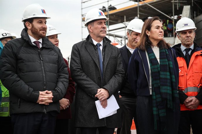 Santiago, 18 de junio de 2026.  El biministro de Obras Publicas y Transportes y Telecomunicaciones, Louis de Grange, junto a Alcaldes, visita el edificio tecnico Cocheras del Construccion del Teleferico Bicentenario donde se instalan las cabinas de