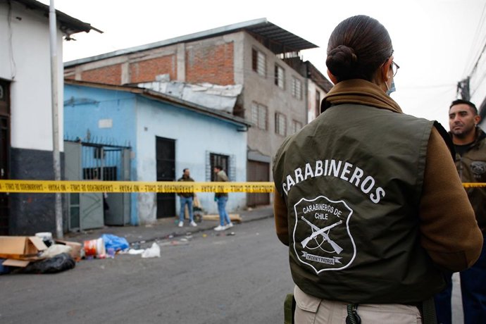 Santiago, 14 de mayo de 2026.  Un fallecido y un herido fue el saldo de una balacera en calle Regifo en la comuna de Recoleta, delito que estaría relacionado en el mismo sector  Os9 de Carabineros trabaja en el lugar  Diego Martin/Aton Chile