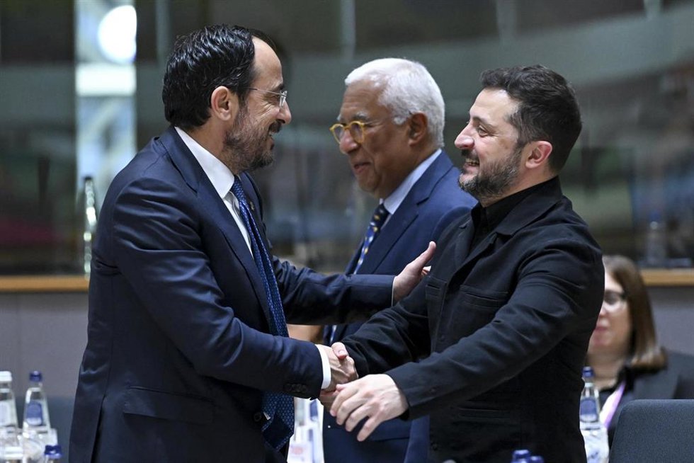 El presidente de Chipre, Níkos Christodoulídis, saluda al presidente de Ucrania, Volodimir Zelenski, y al presidente del Consejo Europeo, António Costa, durante la cumbre de líderes celebrada ese jueves en Bruselas.