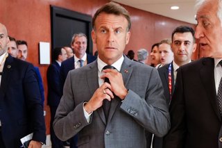 (Foto de ARCHIVO)  El presidente de la República Francesa, Emmanuel Macron, a su llegada a la conferencia. A 30 de junio de 2026 en Sevilla, Andalucía (España). El presidente de la República Francesa, Emmanuel Macron, participa con una intervención