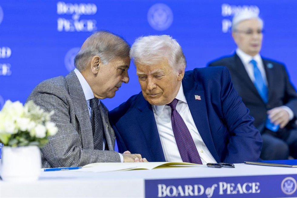 Archivo - El presidente de Estados Unidos, Donald Trump, conversa con el primer ministro de Pakistán, Shehbaz Sharif, durante la iniciativa "Junta de la Paz" en el marco de la Reunión Anual del Foro Económico Mundial en Davos