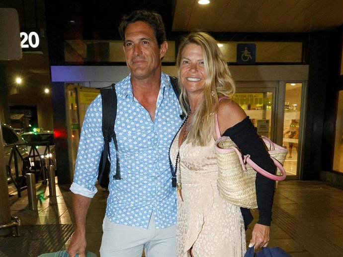 Makoke y Gonzalo a su llegada al aeropuerto de Madrid una semana después de su boda