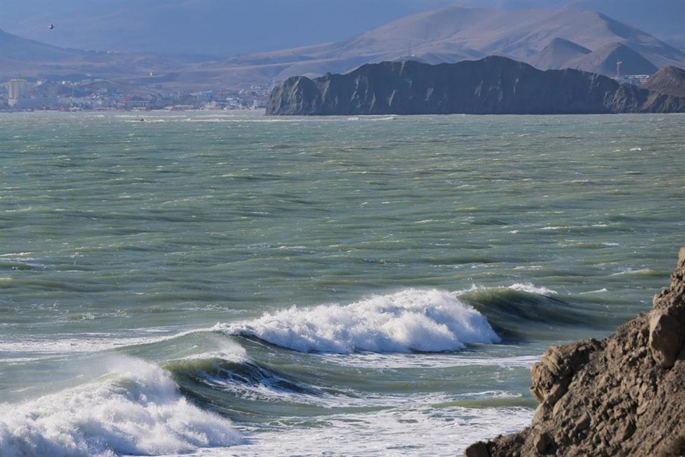 Archivo - Costa del mar Negro frente a la localidad de Ordzhonikidze, en la península de Crimea, anexionada por Rusia en 2014 (archivo)