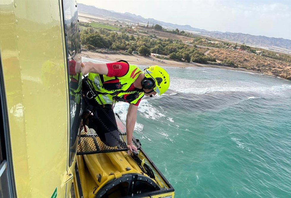 Servicios de emergencia buscan a un joven de 22 años desaparecido mientras se bañaba en una zona de rocas de la playa de Matalentisco, en Águilas (Murcia)