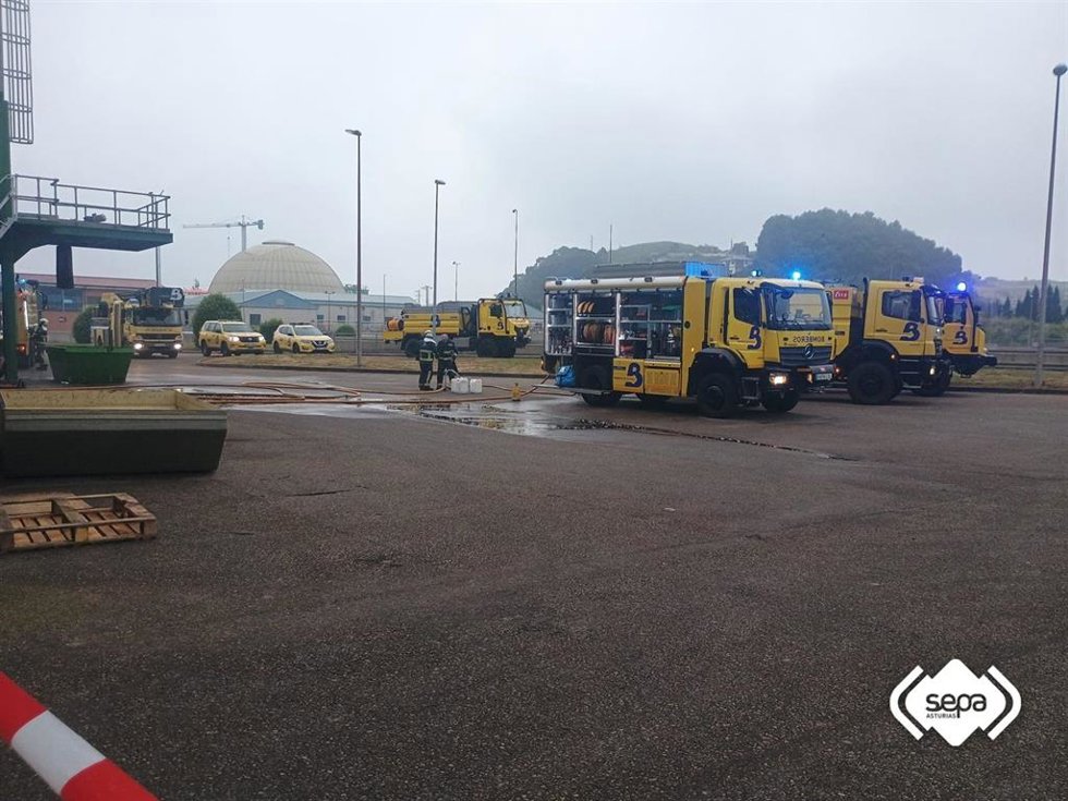 Incendio en la depuradora de Maqua, en Avilés.