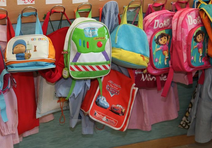 Archivo - Mochilas de alumnos de una escuela
