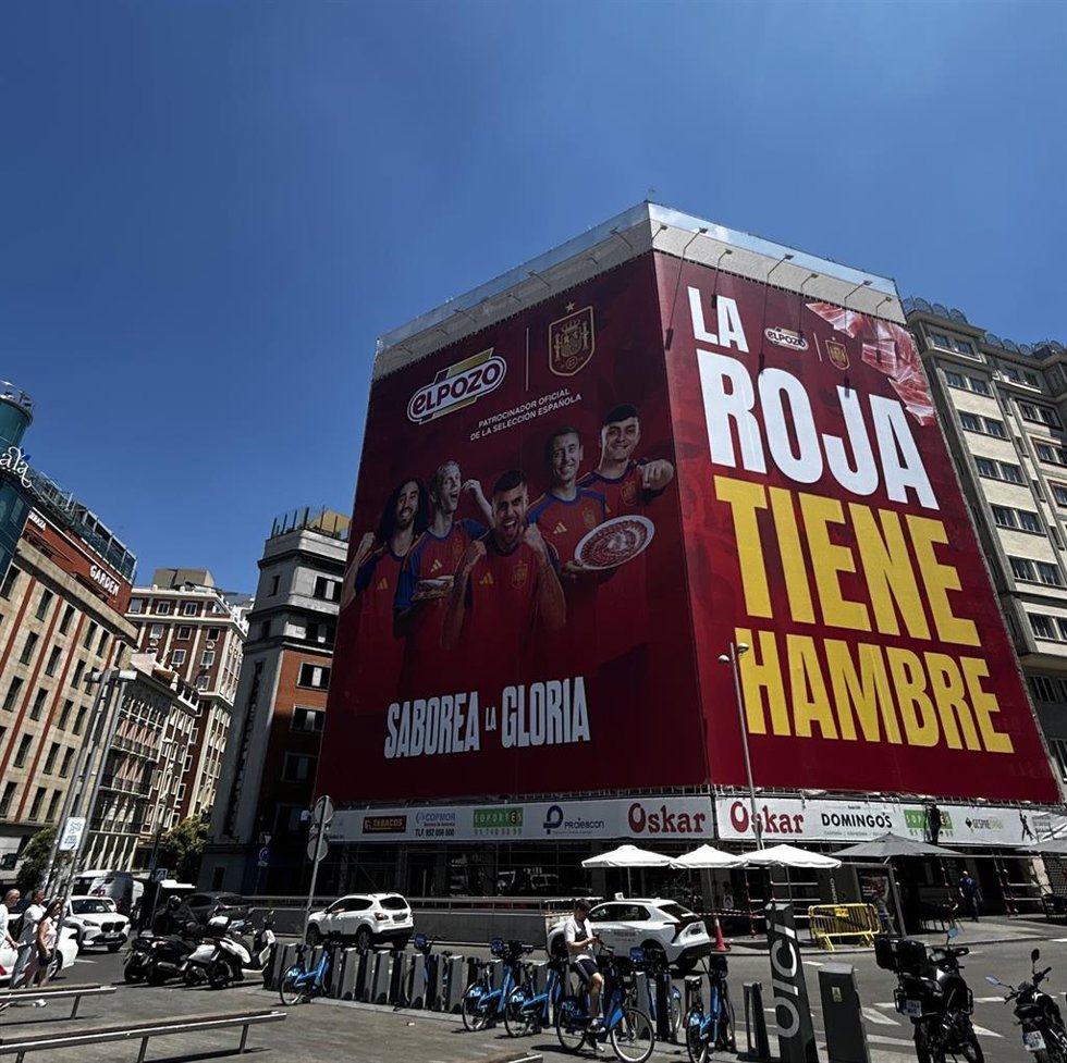 ElPozo despliega una gran lona en la plaza Santo Domingo de Madrid para reforzar su apoyo a la Selección Española