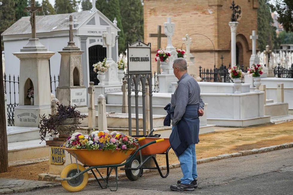 Archivo - Personas llevan flores a un ser querido, en el Cementerio de San Fernando. A 31 de octubre de 2025, en Sevilla (Andalucía, España). 