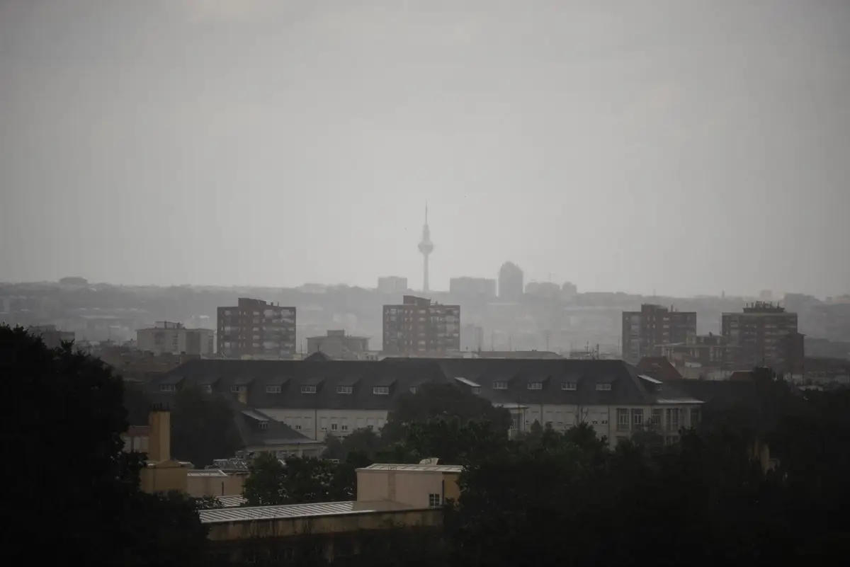 Panorámica de Madrid bajo la lluvia, a 25 de mayo de 2023, en Madrid (España).