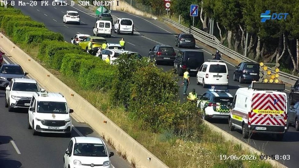 Colapso en la Vía de Cintura de Palma: un accidente provoca un atasco kilométrico.