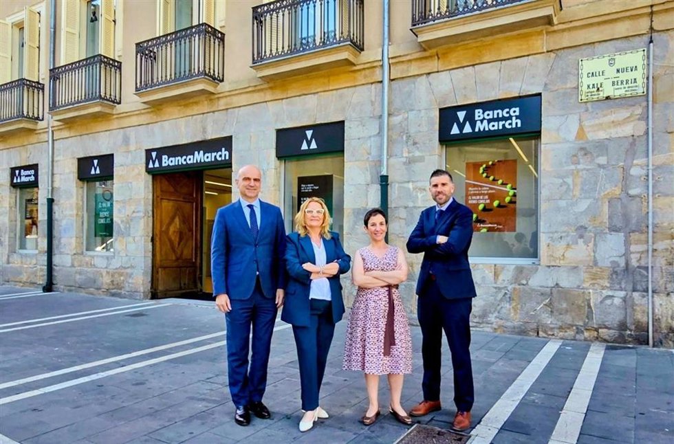 De izquierda a derecha, Jorge Arraiza (gestor Banca Privada senior, Blanca Azón (directora centro de negocio), Noemí Blanco (interventora) e Ismael Goñi (gestor Banca Empresas senio