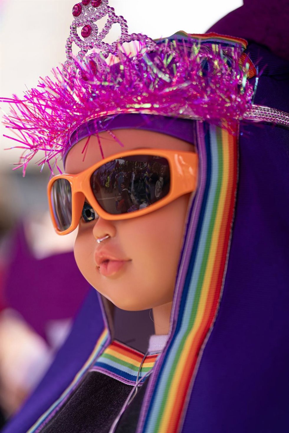 Archivo - La 'Santina queer' durante la manifestación con motivo del Día Internacional de la Mujer, a 8 de marzo de 2025, en Gijón, Asturias (España). La Hermandad de Los Estudiantes va a interponer una denuncia ante el Tribunal Superior de Justicia de As