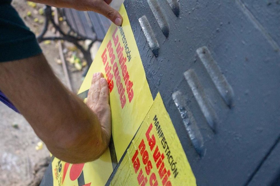 Cartel con motivo de la movilización en defensa al derecho de la vivienda en Sevilla
