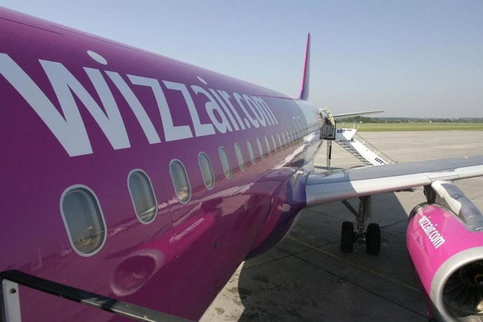 Archivo - Avión de Wizz Air.