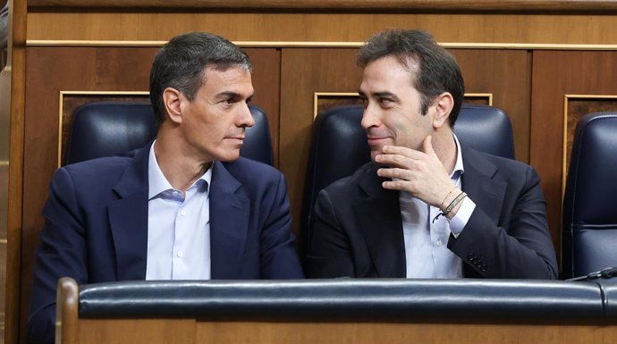 El presidente del Gobierno, Pedro Sánchez (i), y el vicepresidente primero y ministro de Economía, Comercio y Empresa, Carlos Cuerpo (d).