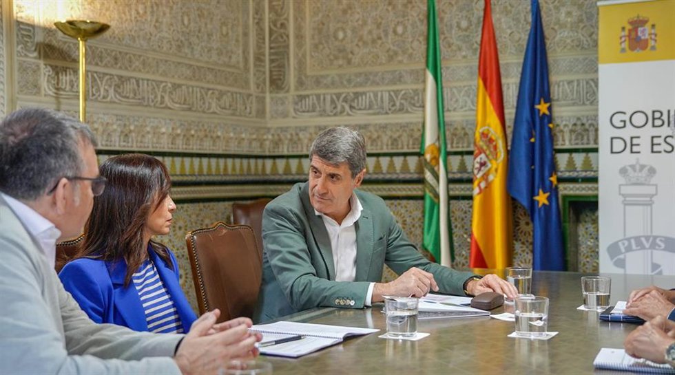Imagen del delegado del Gobierno de España en Andalucía, Pedro Fernández, reunido con la presidenta de Red Eléctrica Española (REE), Beatriz Corredor.