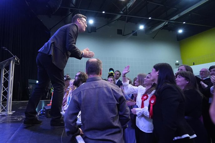 19 de junho de 2026, Reino Unido, Wigan: O candidato do Partido Trabalhista, Andy Burnham, faz um discurso após ser declarado vencedor da eleição suplementar em Makerfield, convocada devido à renúncia de Josh Simons. Foto: Peter Byrne/PA Wire/dpa