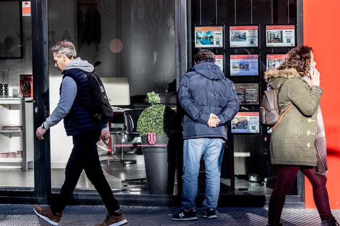 Archivo - Una oficina de empresa inmobiliaria, a 19 de enero de 2026, en Madrid (España).  