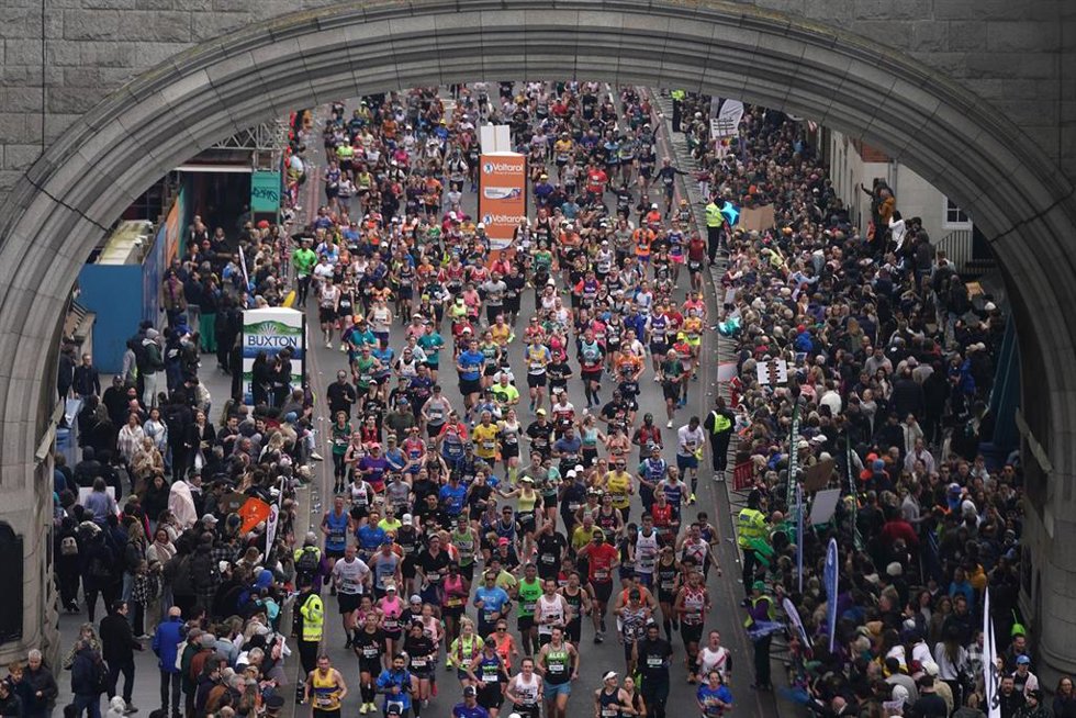 Archivo - Corredores bajo el Tower Bridge durante la Maratón de Londres de 2024.