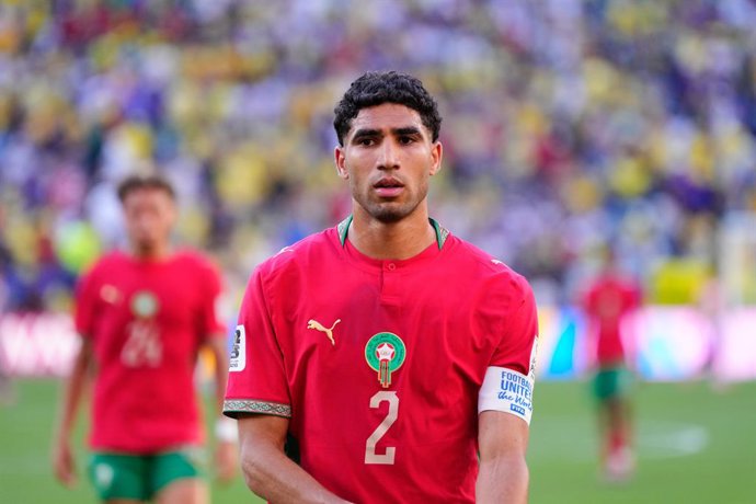 Achraf Hakimi, do Marrocos, observa a partida do Grupo C da Copa do Mundo da FIFA 2026 entre Brasil e Marrocos no New York New Jersey Stadium, em 13 de junho de 2026, em East Rutherford, Nova Jersey.