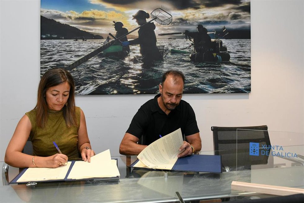 La Xunta firma con la cofradía de Carril un convenio para recuperar bancos marisqueros tras los temporales