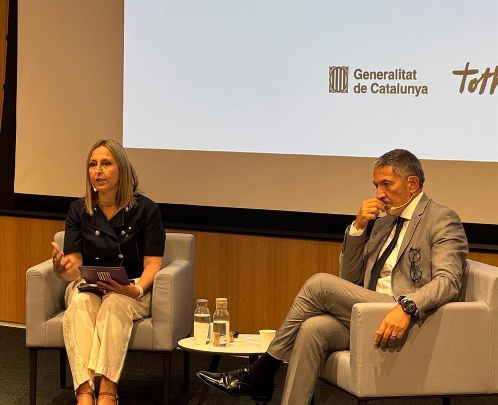 La consellera Eva Menor y el conseller Miquel Sàmper en la presentación de este viernes, en la Conselleria de Igualdad y Feminismo de la Generalitat, en Barcelona