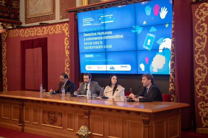 Diálogo sobre educación en DD.HH.