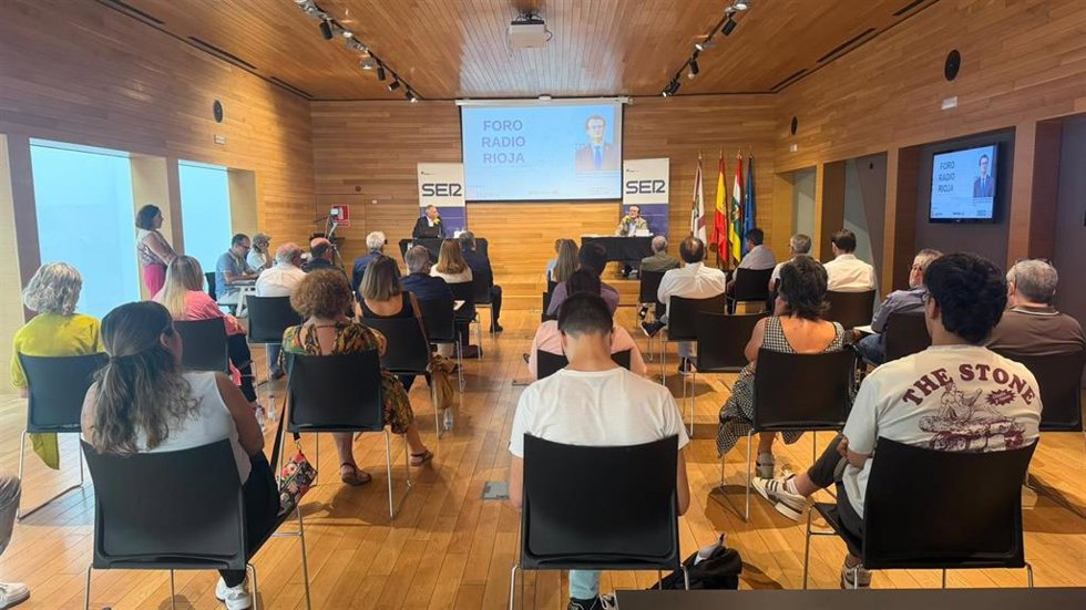 El decano del Colegio de Economistas de La RIoja, Ernesto Gómez Tarragona, ha intervenido en el Foro Radio Rioja