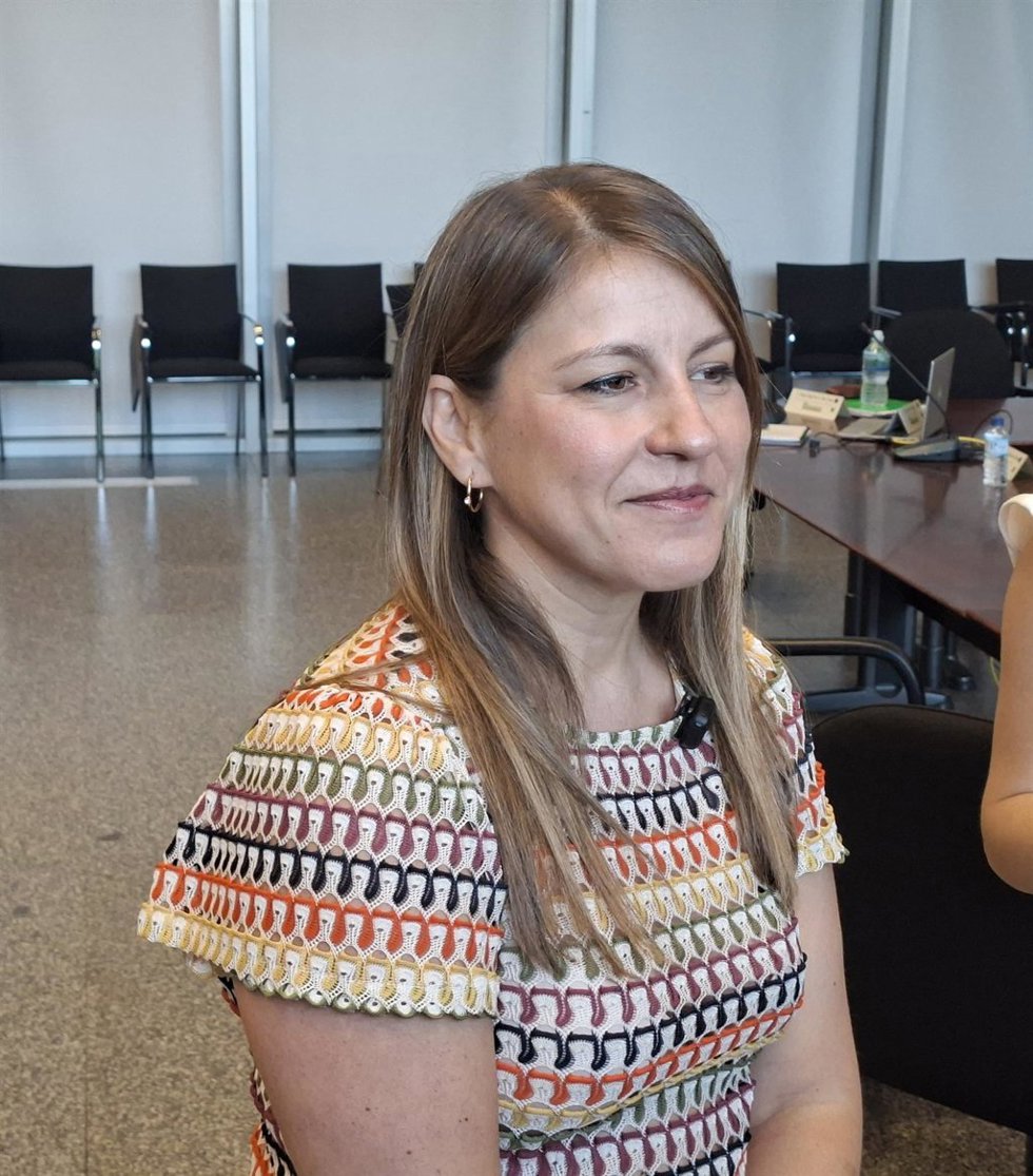 La consejera de Educación y Formación Profesional, Sandra Valencia, atiende a los medios antes de participar en el Pleno del Observatorio de la Convivencia Escolar