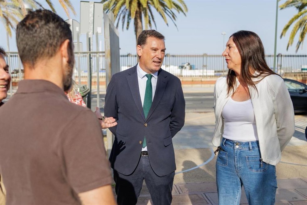 La consejera de Inclusión Social, Juventud, Familias e Igualdad en funciones, Loles López, junto al presidente del Puerto de Huelva, Alberto Santana.