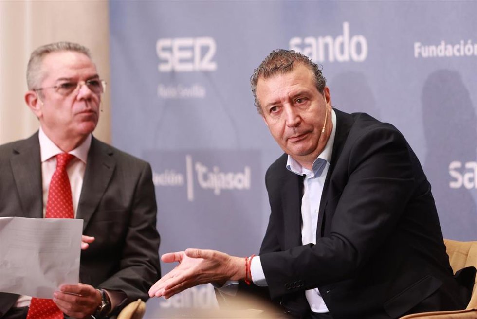 El presidente de la Diputación de Sevilla, Javier Fernández, participa en los 'Encuentros SER' organizados por Radio Sevilla. 