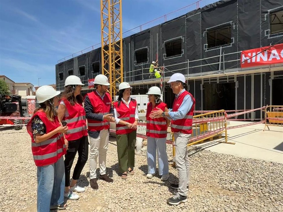 El presidente de la DPH, Isaac Claver, y la diputada de Servicios Sociales, Lola Ibort, han visitado las obras de ese nuevo espacio acompañados por la directora gerente de la Fundación Valentia, Sara Comenge, y personal de la empresa constructora.