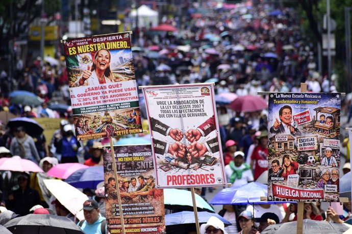 01 June 2026, Mexico, Mexico City: Teachers from the National Coordination of Education Workers (CNTE) demonstrate during a nationwide strike for a living wage. Photo: Luis Barron/eyepix via ZUMA Press Wire/dpa