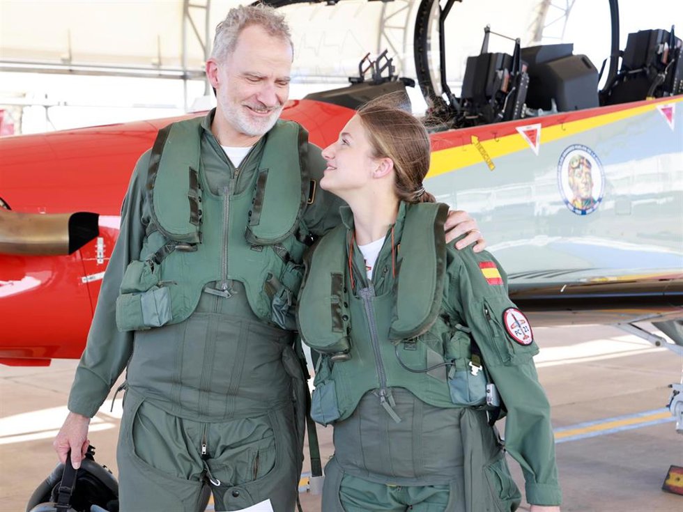 El Rey Felipe y la Princesa Leonor, abrazados y mirándose emocionados tras haber completado su primer vuelo de instrucción juntos